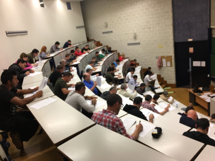 Candidatos durante la realización de un examen CAP