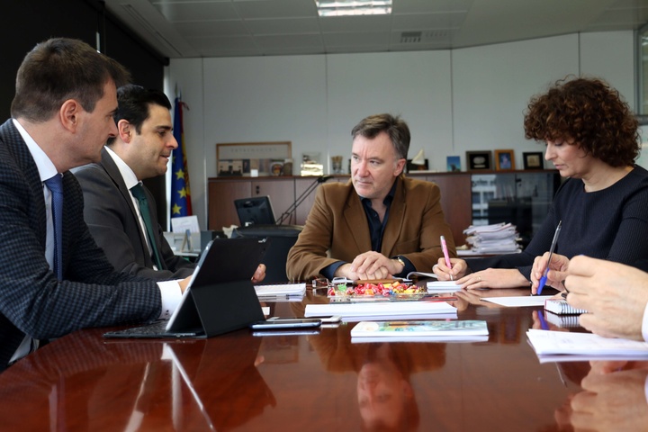 Reunión entre el director general del Servicio Regional de Empleo y Formación y el director de Fundación Estatal para la Formación en el Empleo