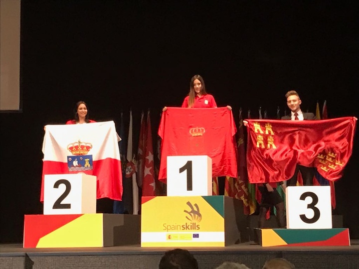 El alumno de Centro Integrado de Formación y Experiencias Agrarias de Torre Pacheco exhibe la bandera regional en la entrega de los premios