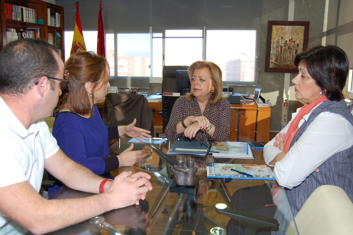 La consejera de Educación y Universidades, María Isabel Sánchez-Mora, mantuvo hoy una reunión de trabajo con la presidenta de la Asociación para personas con Trastorno del Espectro Autista de la Región, Nani Martínez de Haro