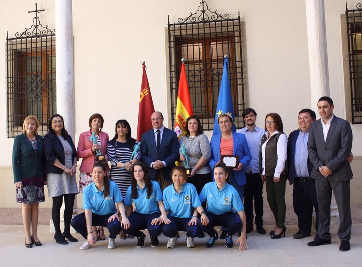 Pedro Antonio Sánchez recibe en el Palacio de San Esteban a las mujeres y colectivos galardonados con motivo del Día Internacional de la Mujer.
