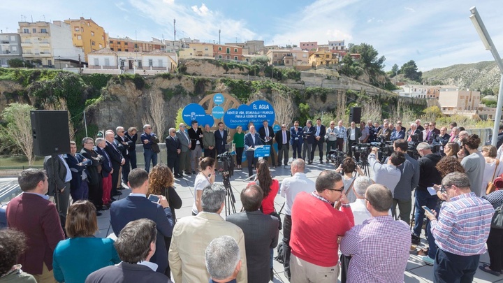 El presidente de la Comunidad mantiene en Blanca un encuentro con regantes con motivo del Día Mundial del Agua (3)