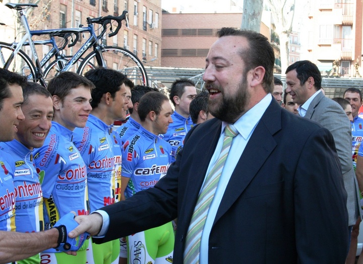 El consejero de Presidencia, Juan Antonio De Heras saludando a los ciclistas del equipo Contentpolis-Murcia.