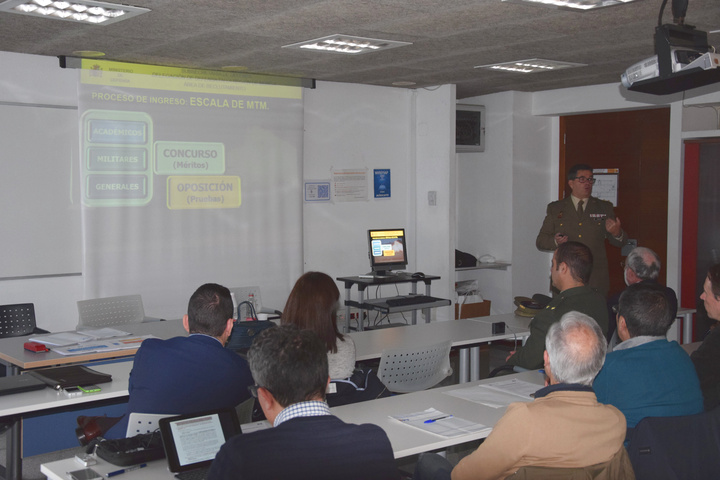 Técnicos de Defensa, durante su reunión con directores de oficinas del Servicio Regional de Empleo y Formación para detallarles el funcionamiento de la carrera militar