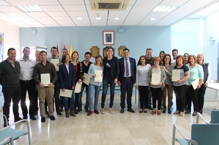 El director general del Servicio Regional de Empleo y Formación (SEF), Alejandro Zamora, y la alcaldesa de Archena, Patricia Fernández, han entregado hoy los diplomas a las 18 personas en situación de desempleo que han completado un programa de la Comunidad que les capacita para trabajar en el sector de la jardinería