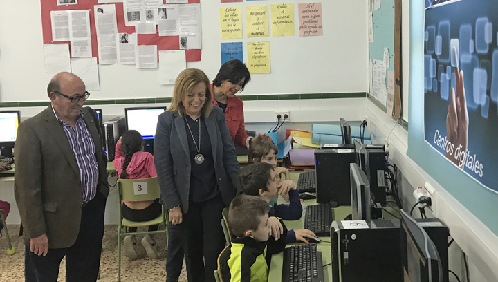 La consejera de Educación y Universidades, María Isabel Sánchez-Mora, presentó el nuevo programa educativo 'Centros Digitales'