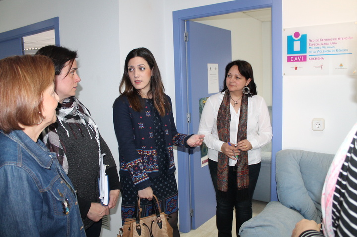 La directora general de Mujer, Alicia Barquero, visitó hoy en CAVI de Archena
