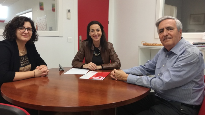 La directora general de Vivienda, Nuria Fuentes, durante la reunión con el director de Cáritas, José Saura