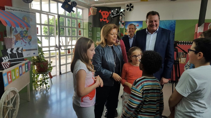 La consejera de Educación y Universidades en funciones, María Isabel Sánchez-Mora, visitó el colegio Suceso Aledo de Ceutí, donde informó sobre la incorporación de centros al sistema de enseñanza en lenguas extranjeras.