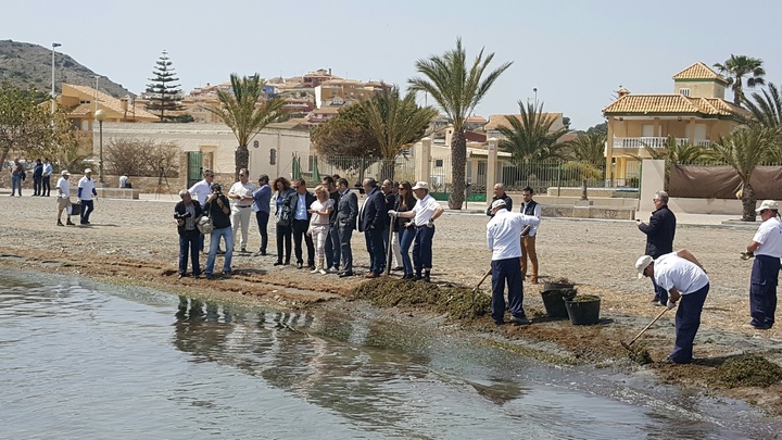 En Los Urrutias con los alcaldes de Los Alcázares y Cartagena en la presentación del servicio de limpieza, mantenimiento y vigilancia de los espacios naturales protegidos del Mar Menor