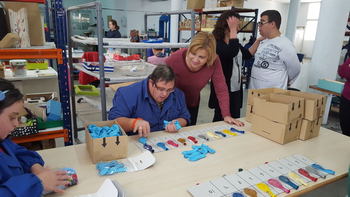 La consejera de Familia e Igualdad de Oportunidades en funciones, Violante Tomás, se reunió hoy con el presidente de la Asociación para la Integración de Personas con Discapacidad Intelectual CEOM, José Tomás Nicolás, y visitó su centro de día 2
