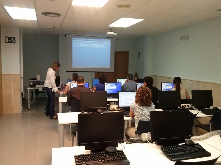 Un grupo de desempleados durante un taller de Saber