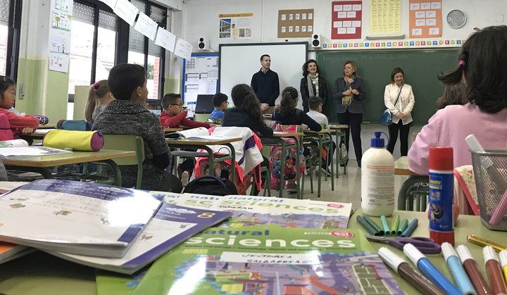 La consejera de Educación y Universidades, María Isabel Sánchez-Mora, presentó hoy el programa de becas para el curso escolar 2017/2018 en el colegio Francisco Giner de los Ríos de Murcia