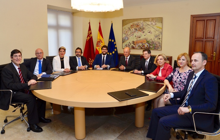 Primera reunión del Consejo de Gobierno tras el acto de toma de posesión de los consejeros (2)