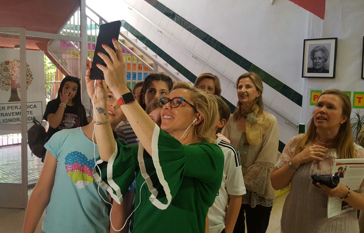 La consejera de Educación, Juventud y Deportes, Adela Martínez-Cachá, visitó hoy el Centro de Enseñanza Infantil y Primaria San Pablo de Murcia donde informó sobre el proceso de escolarización (2)