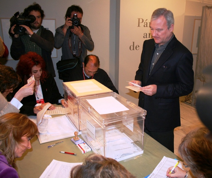 El presidente de la Comunidad votó esta mañana en Murcia