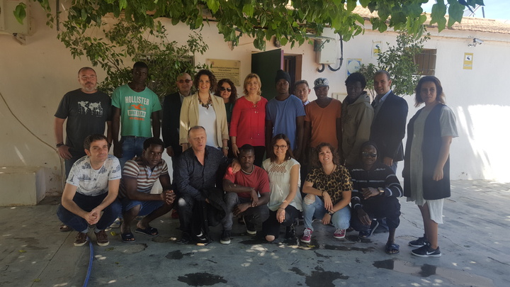 Visita de la consejera Violante Tomás al albergue de la Fundación Cepaim en Torre Pacheco