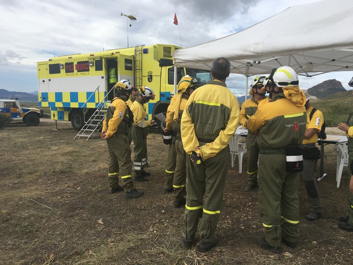 La sierra del Picarcho, en Cieza, ha sido escenario del simulacro de incendio con empleo coordinado de medios de varias administraciones.