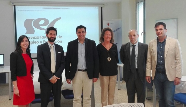 El director general del Servicio Regional de Empleo y Formación, Alejandro Zamora, durante su reunión con representantes de AJE Cartagena