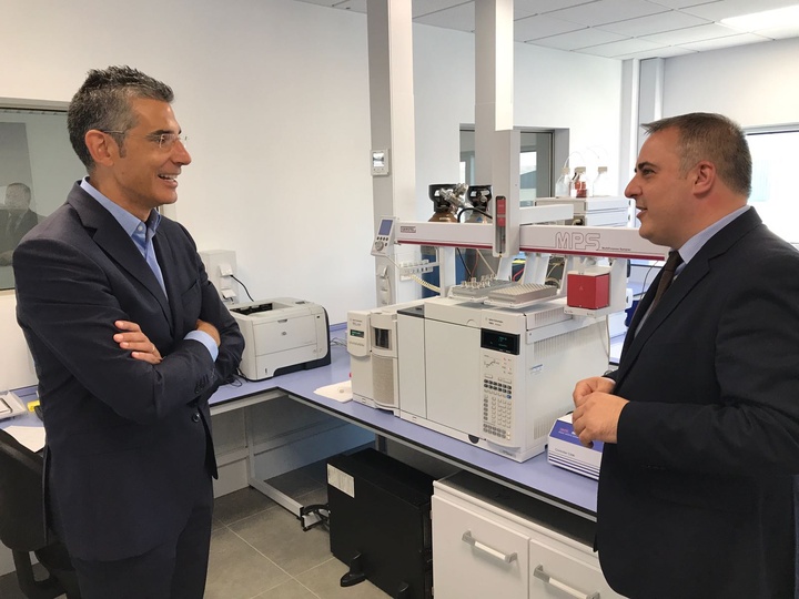 El director general de Simplificación Empresarial y Economía Digital, Francisco Abril, ha visitado hoy la empresa Productos Sur S.A. (Prosur)