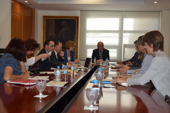 El consejero de Empleo, Universidades y Empresa, Juan Hernández, ha presidido hoy  la comisión trimestral de seguimiento de la Estrategia por el Empleo de Calidad 2017-2020 (2)