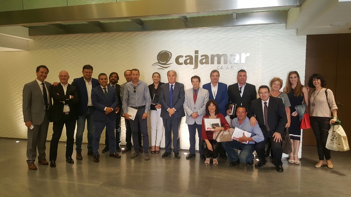 El consejero con los representantes de Apoexpa (Asociación de Productores y Exportadores de Frutas, Uva de Mesa y Otros Productos Agrarios) y de Cajamar