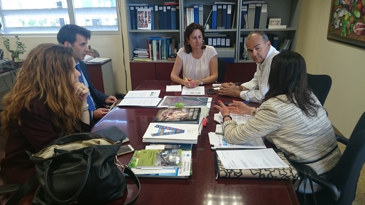 La directora general Carmen Teodora Morales durante su reunión, ayer, con los representantes de AEPLA, Asociación de Fabricantes para la Protección de Plantas