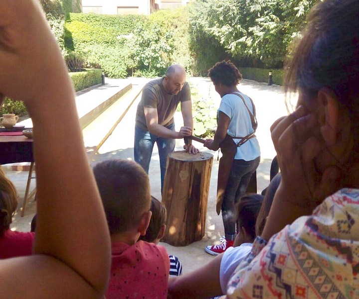 Taller de acuñación de monedas en el Museo de Santa Clara