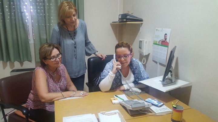 Visita de la consejera Violante Tomás al Teléfono de la Esperanza