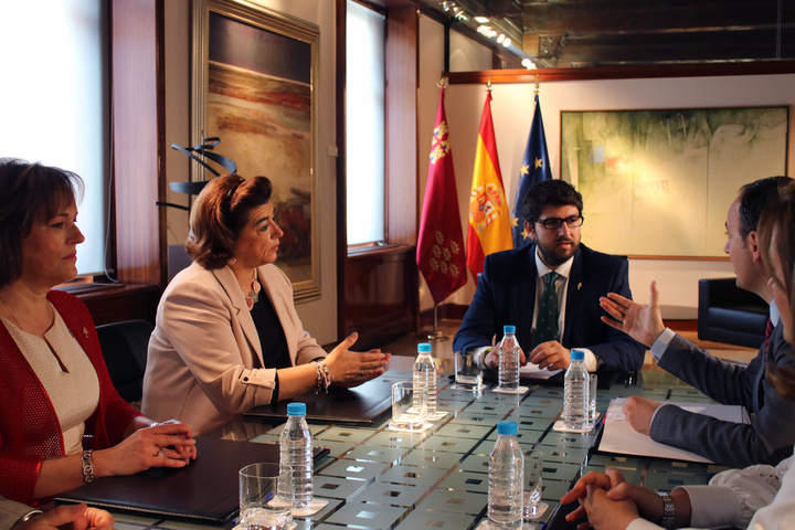 El presidente de la Comunidad se reúne con la Hermana Mayor de la Cofradía de la Vera Cruz (2)