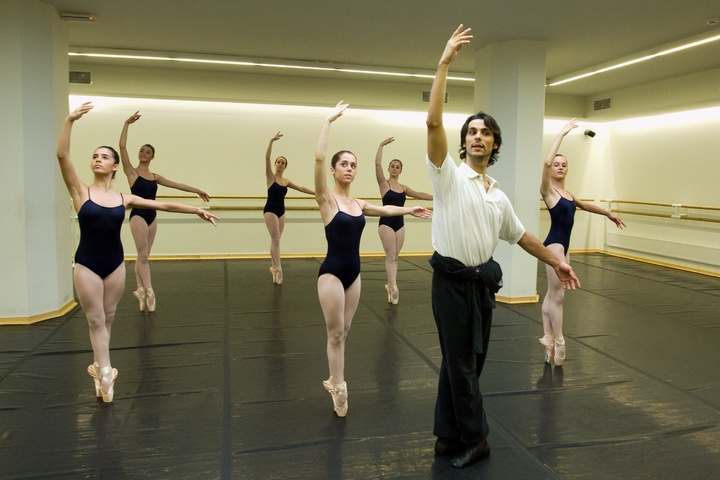 El bailarín y coreógrafo Igor Yebra, junto a varias alumnas durante la celebración de una clase magistral