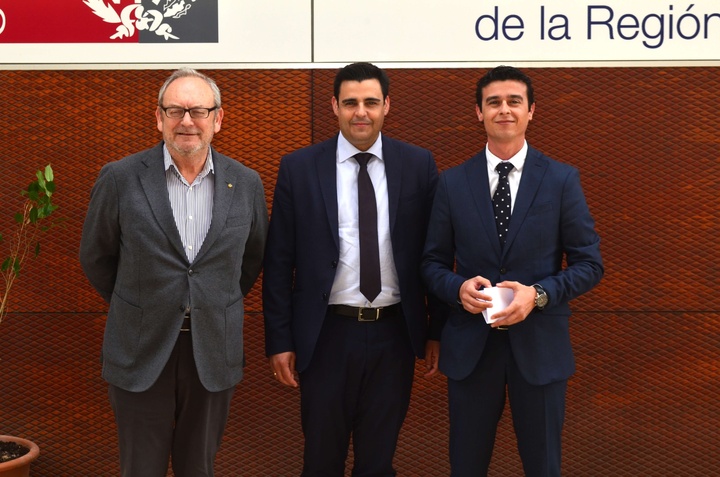 El director general del Servicio Regional de Empleo y Formación, Alejandro Zamora, junto con el decano del Colegio de Ingenieros Técnicos Industriales de la Región, César Nicolás Ramírez (d), y el vicedecano, Alfonso Ramón García (i)
