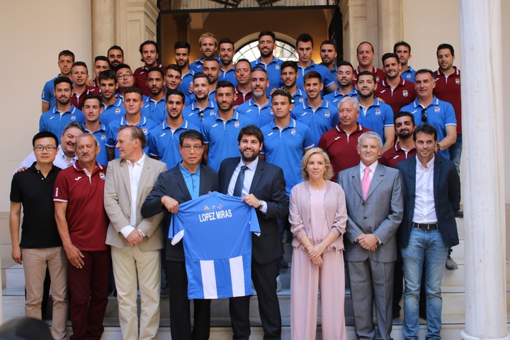 El presidente de la Comunidad recibe al Lorca FC (Fútbol Club)
