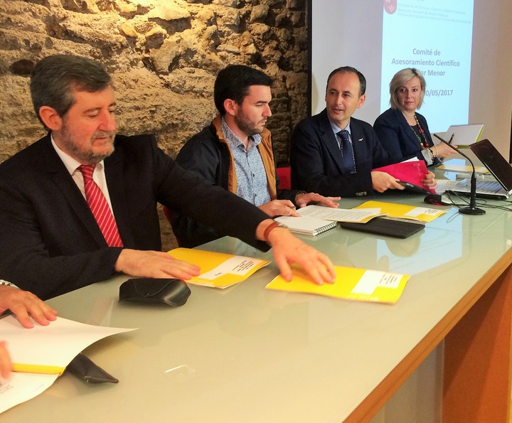 El consejero Javier Celdran y su equipo presidieron el inicio de la reunión del Comité de Asesoramiento Científico del Mar Menor (2)