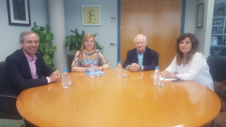 El secretario general de la Consejería de Familia, Manuel Marcos Sánchez, la consejera de Familia e Igualdad de Oportunidades, Violante Tomás, el presidente de la Fundación Proyecto Hombre, Tomás Zamora, y su directora, Asunción Santos, en la reunión de hoy.