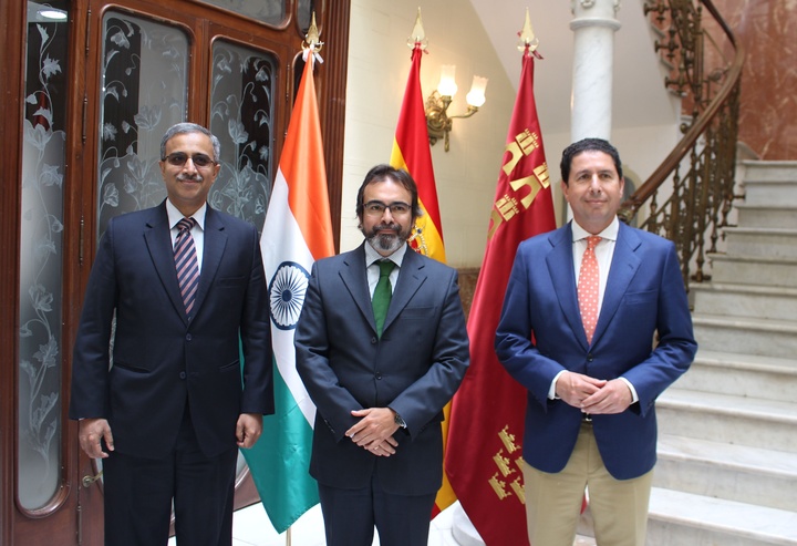 El consejero Pedro Rivera recibe al embajador de la India en España (2)