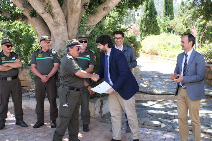 El presidente regional entrega los diplomas a diez agentes medioambientales