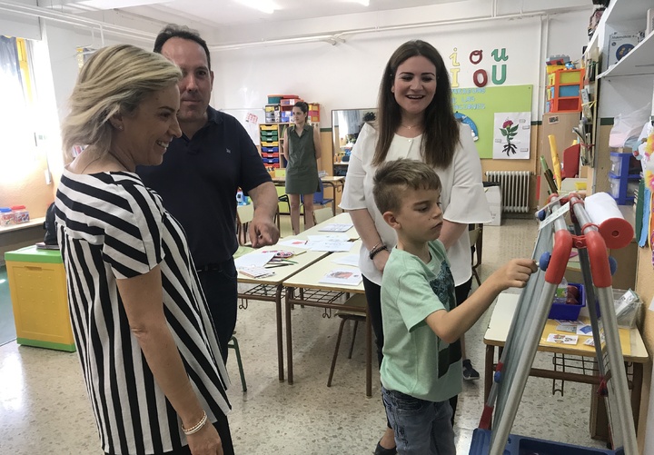 La consejera de Educación, Juventud y Deportes, Adela Martínez-Cachá, durante su visita al colegio Federico de Arce de Murcia