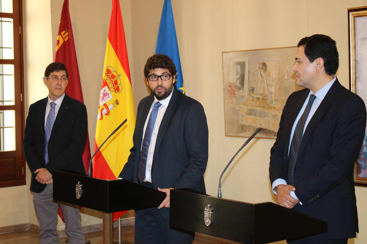 El presidente de la Comunidad firma un acuerdo de colaboración con la Fundación Amancio Ortega (2)