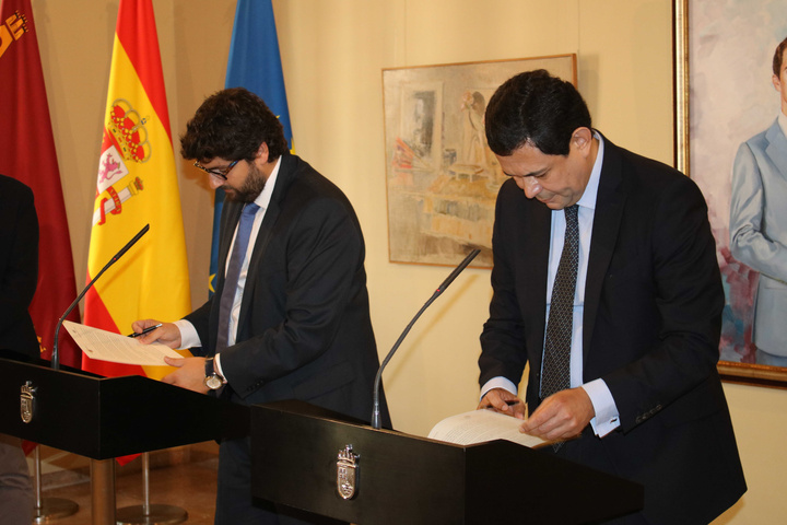 El presidente de la Comunidad firma un acuerdo de colaboración con la Fundación Amancio Ortega (3)