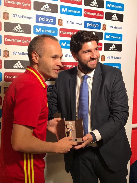 El presidente López Miras entrega al capitán de la Selección la Cruz de Caravaca con motivo del  Año Jubilar 2017