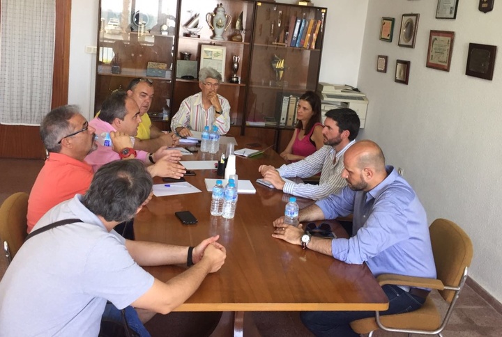 Imagen de la reunión que ha mantenido el director general del Mar Menor, Antonio Luengo, en el Club Náutico de Los Nietos