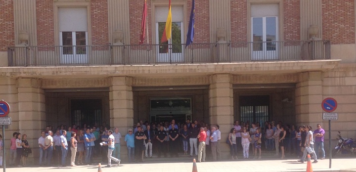 Minuto de silencio en la puerta de la Consejería de Hacienda y Administraciones Públicas por la muerte de Manuel Leal