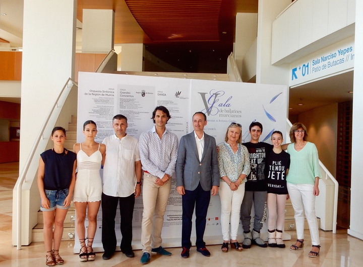 El consejero de Turismo, Cultura y Medio Ambiente, Javier Celdrán (c), y el bailarín Igor Yebra (4i), tras la presentación de la Gala de Bailarines Murcianos y el Premio Tiempo de Danza