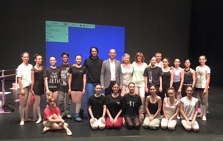 El consejero de Turismo, Cultura y Medio Ambiente, Javier Celdrán (c), momentos antes de que comenzara la clase magistral del bailarín y coreógrafo Igor Yebra
