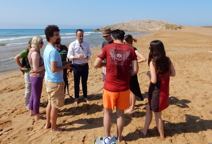 El consejero de Turismo, Cultura y Medio Ambiente, Javier Celdrán, explica a unos visitantes al Parque Regional de Calblanque la iniciativa para que las playas estén libre de colillas