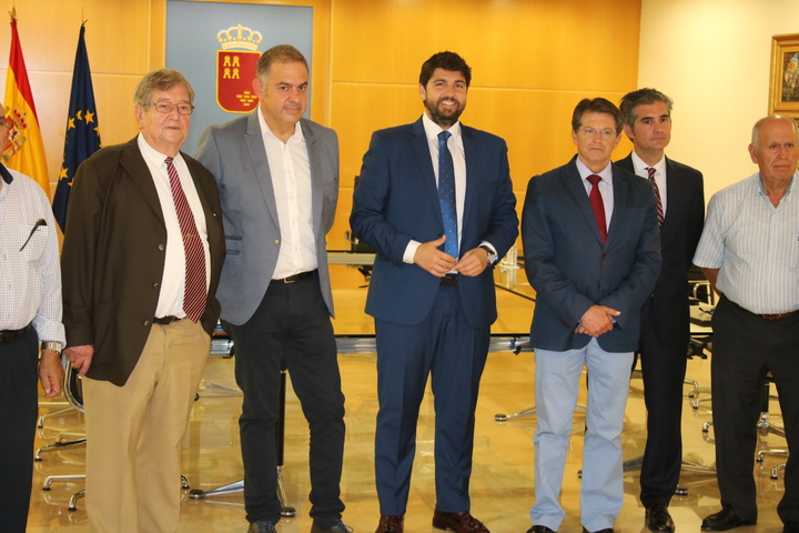 El jefe del Ejecutivo regional recibe al presidente del Scrats y a representantes de diferentes comunidades de regantes (2)