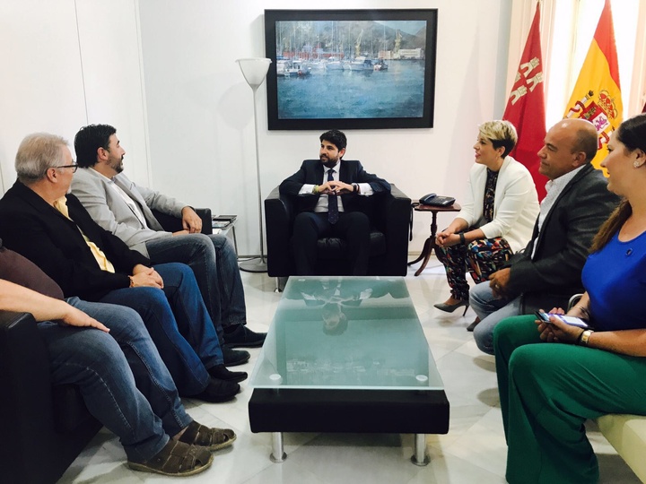 El presidente de la Comunidad recibe a  la Federación de Tropas y Legiones de Carthagineses y Romanos
