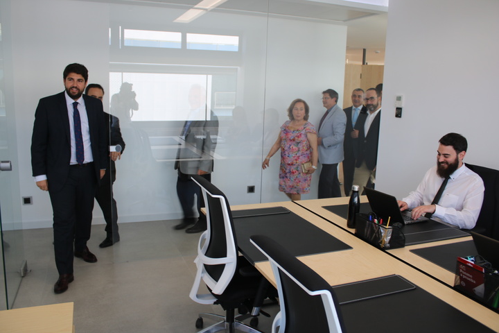 El presidente de la Comunidad, Fernando López Miras, durante su visita a las instalaciones del Centro de Negocios de Andamur  (3)