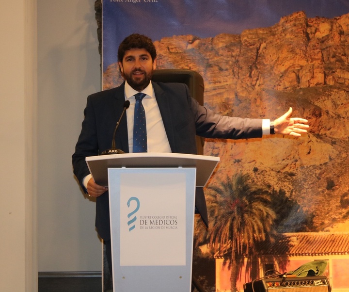 López Miras expresa el compromiso del Gobierno autonómico para recuperar la carrera profesional (2)